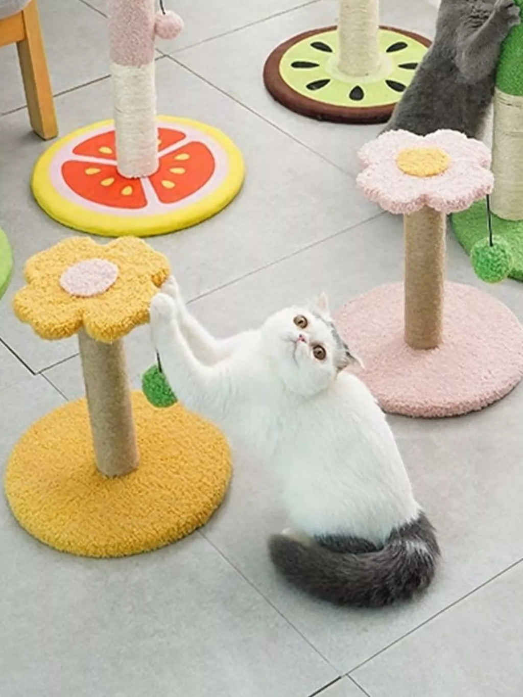 Flower-Shaped Cat Scratching Post with Plush Base