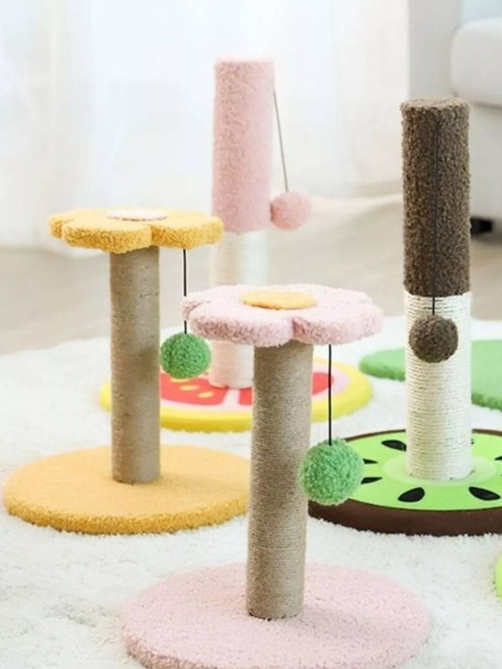 Flower-Shaped Cat Scratching Post with Plush Base